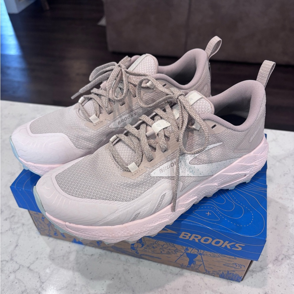BROOKS- Cascadia 17 Women's Athletic Shoes - Mountain Trail